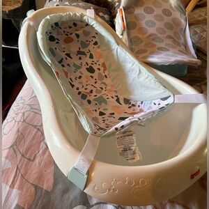 Baby to toddler bath tub